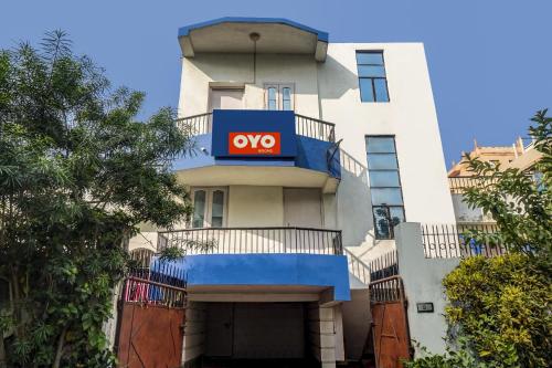 巴特那OYO Flagship Hotel Kashyap Heritage的建筑物一侧的艾克索标志