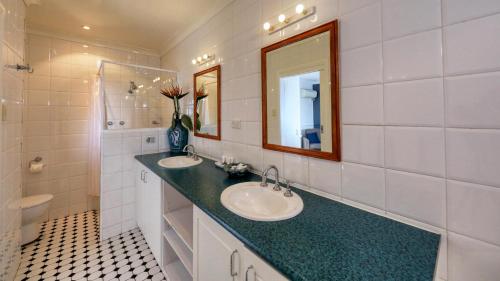 布罗肯希尔山顶汽车旅馆的浴室设有2个水槽和镜子