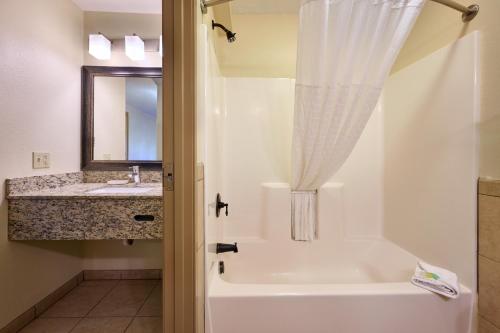 黑利Mountain Valley Lodge Hailey Sun Valley的带浴缸和盥洗盆的浴室