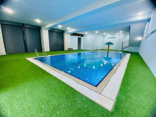 杰里科villa wardet algabal的一座绿色的大型游泳池