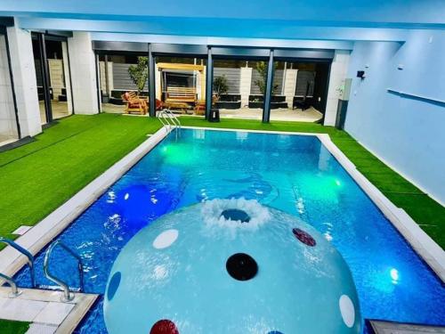 杰里科villa wardet algabal的房屋中间的游泳池