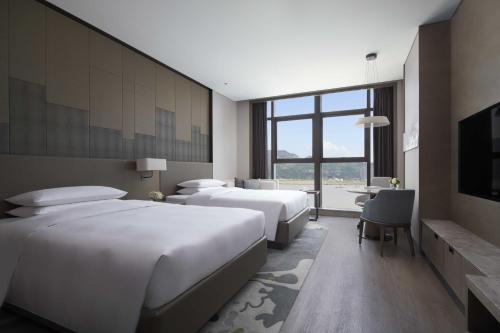 温州温州万豪酒店 的酒店客房配有两张床和一张书桌