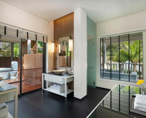 班奥南矛The ShellSea Krabi I Luxury Beach Front Resort & Pool Villa的一间带水槽和镜子的浴室
