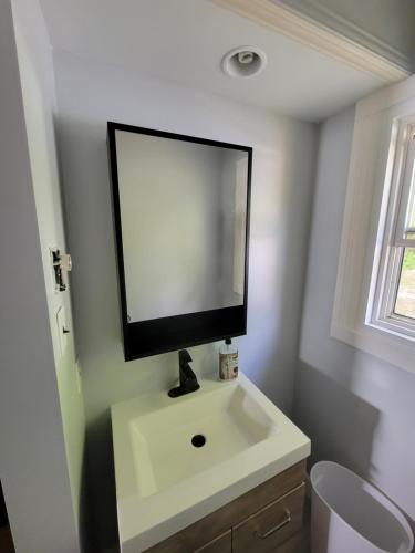 GracefieldChalet with great lake view的浴室设有水槽和墙上的镜子