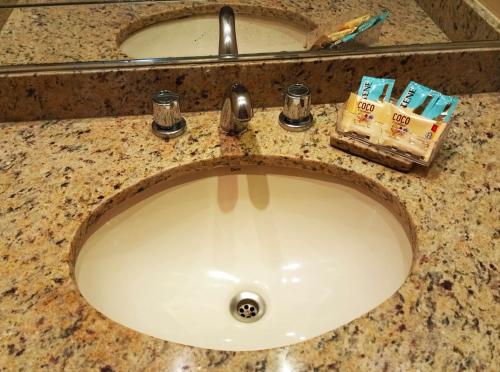 亚松森Hotel Bristol Asuncion的浴室水槽配有水龙头和牙膏