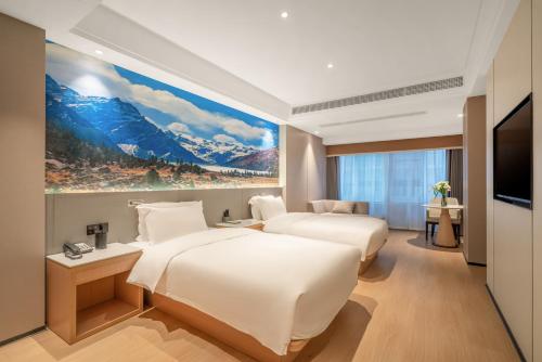 成都成都太古里IFS国金中心亚朵X酒店的一间卧室设有两张床,墙上挂着一幅画