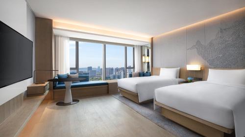 南京南京金轮万怡酒店的酒店客房设有两张床和电视。