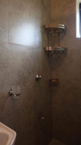 KiambuEl Hogar的带淋浴和盥洗盆的浴室