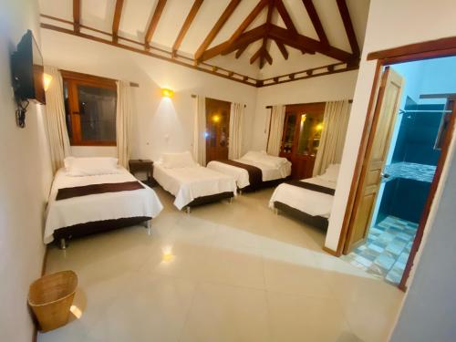 莱瓦镇Hotel Oasis de la villa的一间卧室设有两张床和大窗户