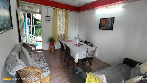 MirikHolidays homestay的客厅配有桌子和沙发