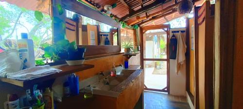 奥尔沃克斯岛Skycamp Camping Holbox的一间带水槽和镜子的浴室以及窗户。