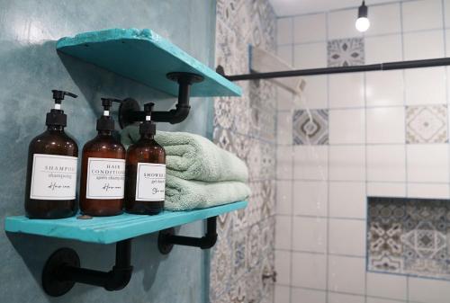 坎佩切Habitacion Azul / Casa del Café的把架子放在浴室的人