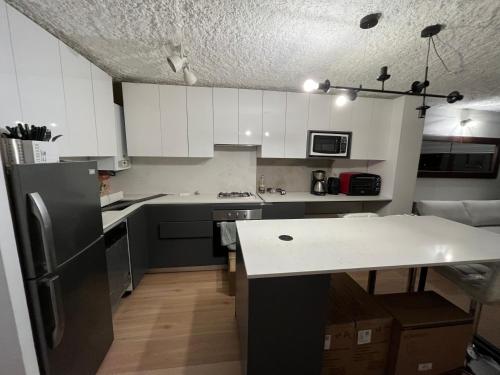 El ColoradoSki in-out Apartment in El Colorado的厨房配有白色橱柜和白色台面