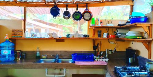 奥尔沃克斯岛Skycamp Camping Holbox的厨房配有水槽和带锅碗瓢盆的台面