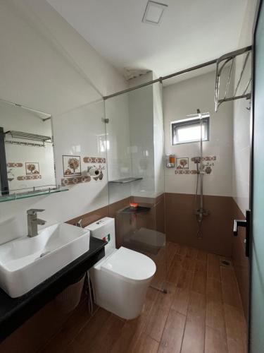 Trung AnHotel Hồng Cẩm的浴室配有白色卫生间和盥洗盆。