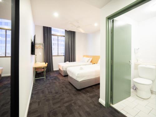 悉尼YHA Sydney Central的酒店客房设有一张床和一个卫生间。