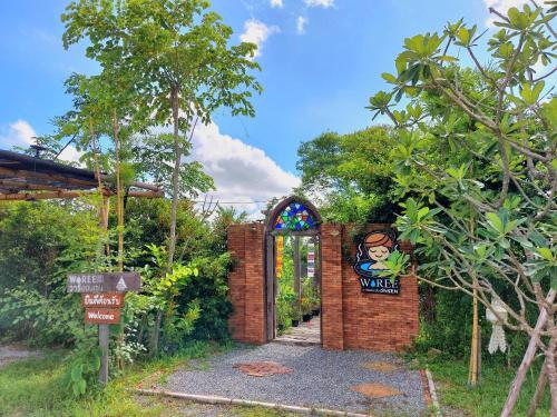 南奔Waree Onsen Resort的一个带砖拱门的花园入口