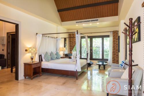 苏梅岛Villa BangKao 3Br Pool & Walk to Beach的一间卧室设有一张床和一间客厅。
