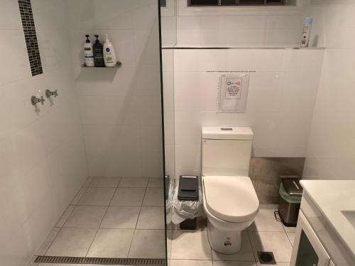 科夫斯港Central Oasis的白色的浴室设有卫生间和水槽。