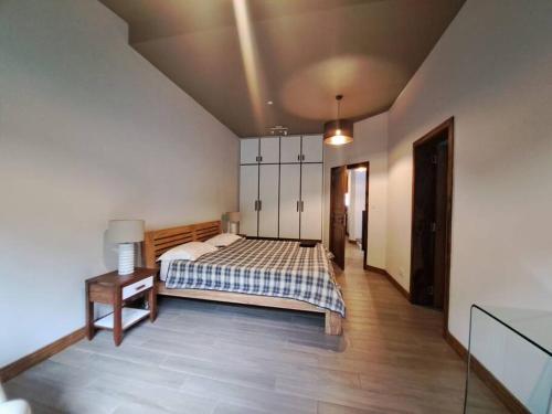 格兰贝伊Tropical 3-bedrooms Coastal Residence Creolia的一间卧室配有一张床,铺有木地板