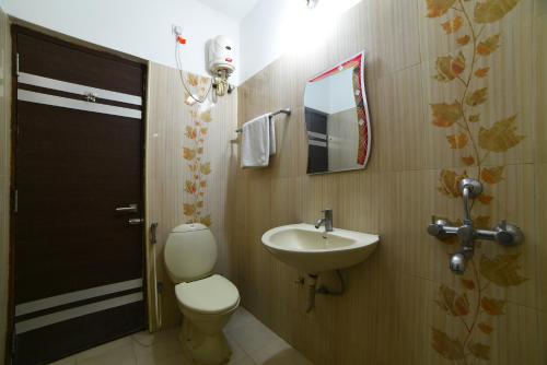 海得拉巴Hitech Shilparamam Guest House的一间带卫生间和水槽的浴室