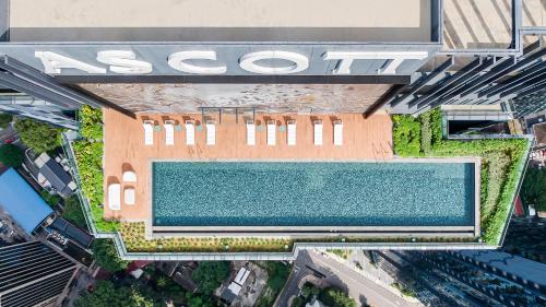 吉隆坡Ascott Star KLCC的享有带游泳池的大楼的顶部景致