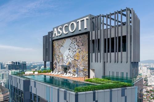 吉隆坡Ascott Star KLCC的一座建筑的顶部设有一个游泳池