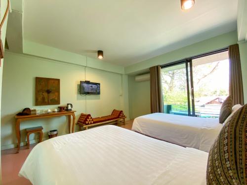 清盛经济型酒店的酒店客房设有两张床和窗户。