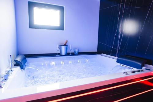 弗格拉什Fagaras City Center Experience的浴室配有带红灯的大浴缸