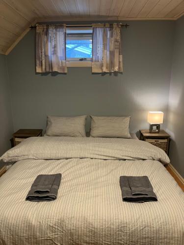 萨普斯堡Kirkegata 7的一间卧室配有两张带毛巾的床