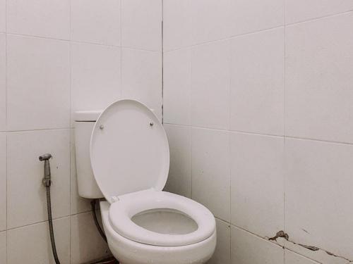 先达Penginapan Steady Mitra RedDoorz的浴室位于隔间内,设有白色卫生间。