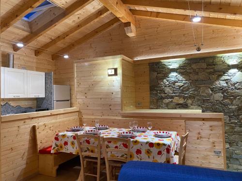 马斯诺维斯康蒂Bella Italia chalet的厨房里设有1间带桌椅的用餐室