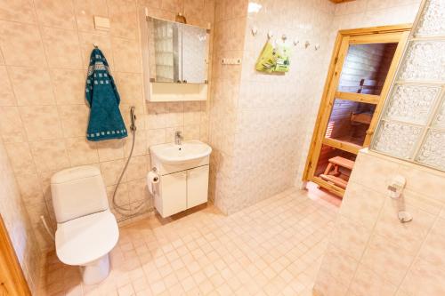 罗瓦涅米Nord Riverside的浴室配有卫生间、盥洗盆和淋浴。