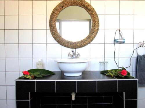 OtaviGabus Safari Lodge的一间带水槽和镜子的浴室