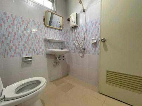 华富里Morning Home บ้านหมอนอิง的一间带卫生间和水槽的浴室