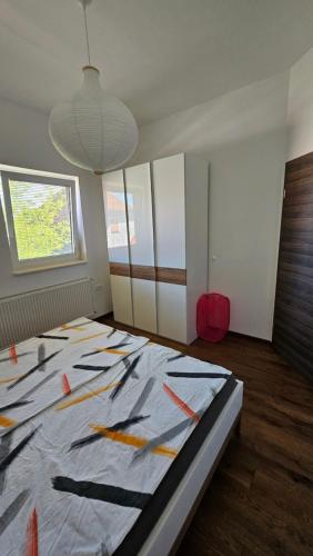 布雷日采Office Escape - holiday home in Terme Čatež的一间设有床和工具的房间