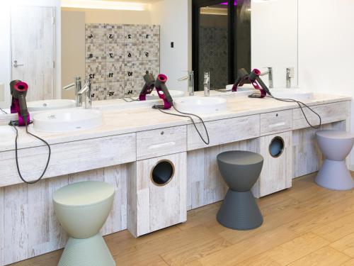 横滨普朗姆酒店的浴室设有2个水槽和2个卫生间