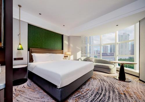 深圳深圳上海宾馆 -免费迷你吧及延迟退房的卧室设有一张白色大床和大窗户