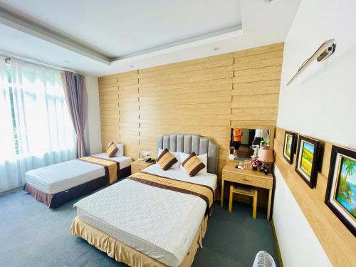 Hòa ÐìnhDREAM HOTEL Bắc Ninh的酒店客房配有两张床和一张书桌