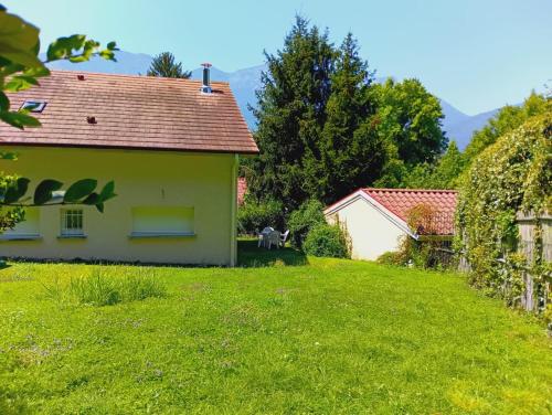 芳塔尼尔科尔尼永Chambre à louer 15mnn de Grenoble-salle de bain privée-WIFI gratuit的草场房子的后院