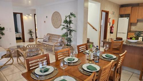 São Pedro da CadeiraSeabreeze- Vista Mar-Vivenda Privada-Near Ericeira的厨房以及带桌椅的用餐室。