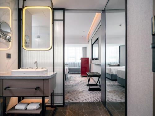 深圳深圳上海宾馆 -免费迷你吧及延迟退房的一间带水槽和镜子的浴室
