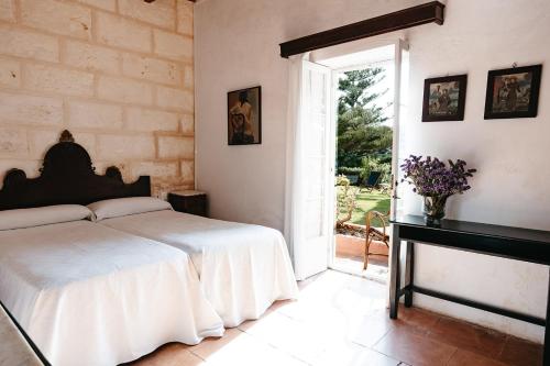 费雷列斯Agroturismo Son Triay的一间卧室配有一张床、一张桌子和一个窗户。