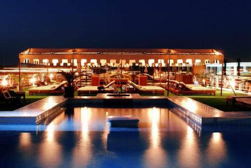 卢克索Movenpick MS Sunray Nile Cruise 4 / 7 Nights Each Thursday From Luxor - 3 Nights Each Monday From Aswan的一座在晚上设有大型游泳池的建筑