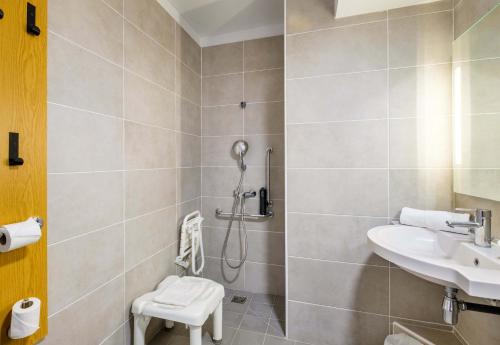 戛纳B&B HOTEL Cannes La Bocca Plage的带淋浴和盥洗盆的浴室