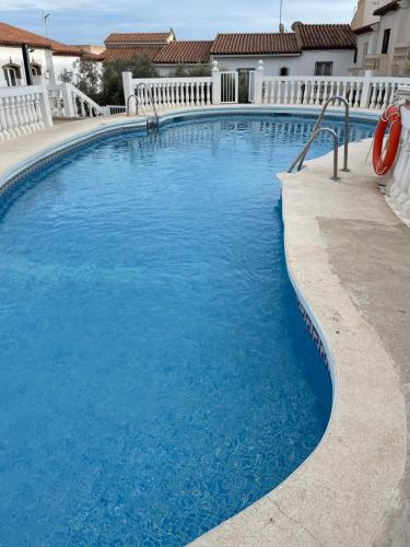 内尔哈HACIENDA 12A MENYBER的蓝色海水大型游泳池