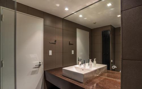 二世古斯特苏蒙酒店的一间带水槽和大镜子的浴室