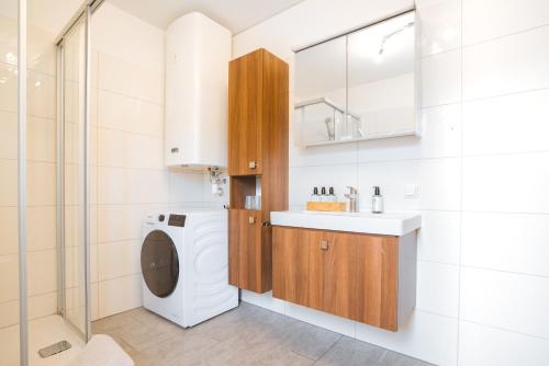 蒙德塞Haus Bachinger的洗衣房配有洗衣机、水槽和洗衣机