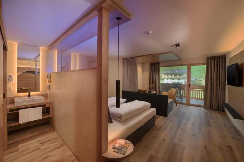 瓦尔奥纳的圣乔凡尼Martinshof berg herz hotel的一间酒店客房 - 带一张床和一间浴室
