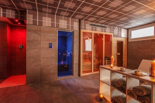 贝拉里亚-伊贾马里纳Hotel Cola Frontemare的带淋浴的浴室以及带毛巾的桌子。